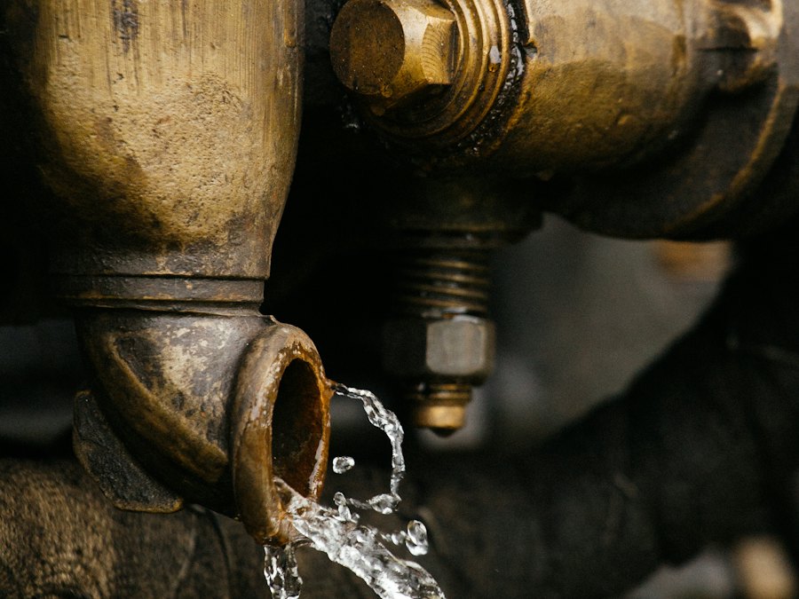 Goutte d'eau sur un tuyau en laiton