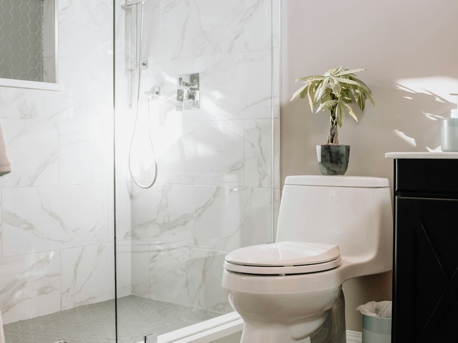 Salle de bain moderne avec douche vitrée