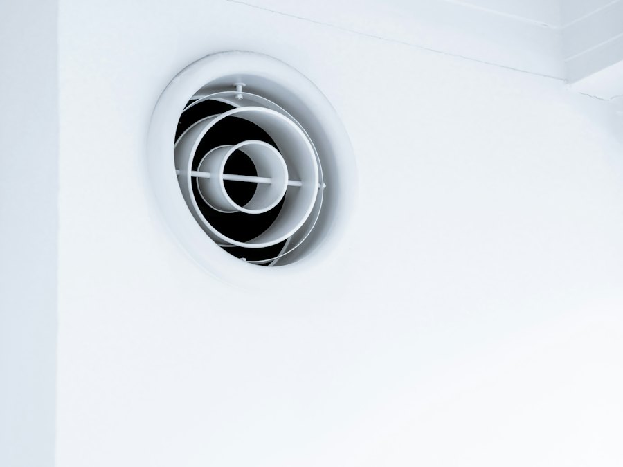 Bouche de ventilation ronde sur un mur blanc